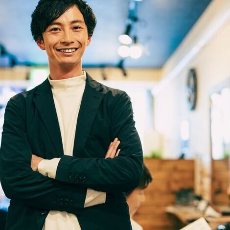 理容室で働く男性スタッフ